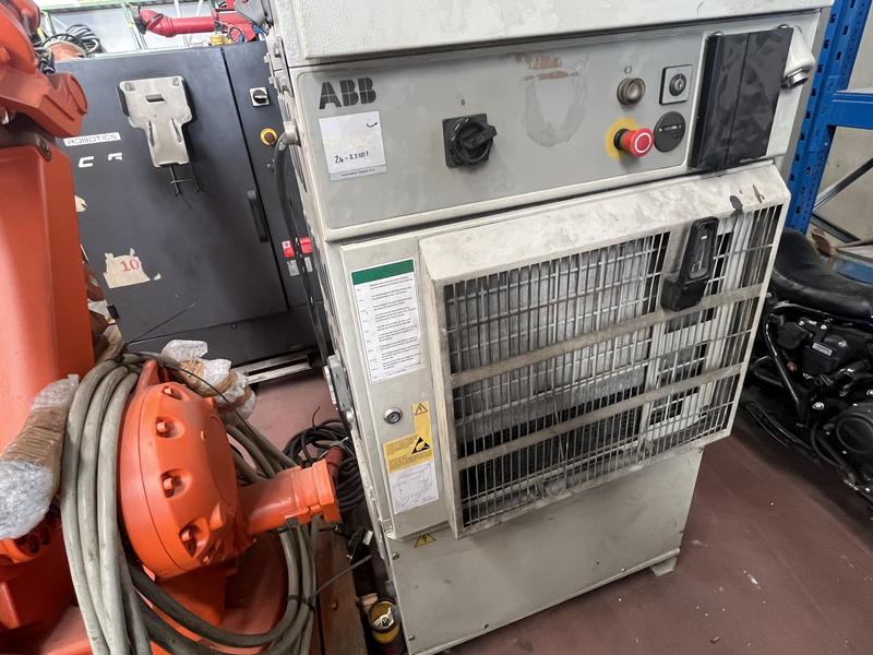 ROBOT ANTROPOMORFO IRB 2400; ASSI:6; SBRACCIO:1550 MM ;PORTATA AL POLSO:16 KG ;PREDISPOSIZIONE:MANIPOLAZIONE ;ANNO DI COSTRUZIONE:2007 ;COMPLETO DI:CAVI DI ALIMENTAZIONE;QUADRO ELETTRICO TIPO:S4C M98 TASTIERINO DI PROGRAMMAZIONE ROBOT RICONDIZIONATO(RIVERNICIATO,OLII DEI RIDUTTORI CAMBIATI,BATTERIE A TAMPONE SOSTITUITE)