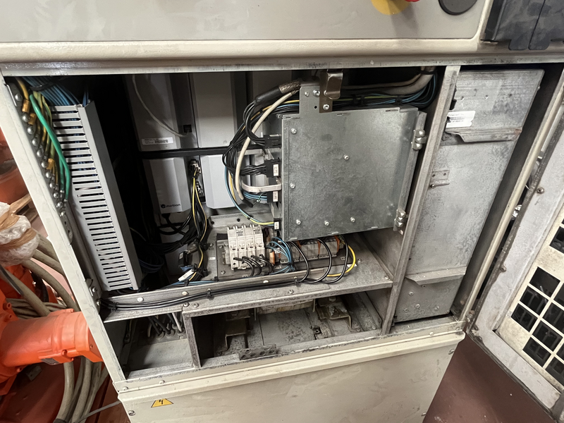 ROBOT ANTROPOMORFO IRB 2400; ASSI:6; SBRACCIO:1550 MM ;PORTATA AL POLSO:16 KG ;PREDISPOSIZIONE:MANIPOLAZIONE ;ANNO DI COSTRUZIONE:2007 ;COMPLETO DI:CAVI DI ALIMENTAZIONE;QUADRO ELETTRICO TIPO:S4C M98 TASTIERINO DI PROGRAMMAZIONE ROBOT RICONDIZIONATO(RIVERNICIATO,OLII DEI RIDUTTORI CAMBIATI,BATTERIE A TAMPONE SOSTITUITE)