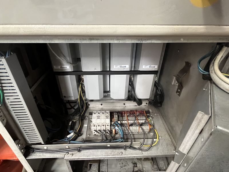 ROBOT ANTROPOMORFO IRB 2400; ASSI:6; SBRACCIO:1550 MM ;PORTATA AL POLSO:16 KG ;PREDISPOSIZIONE:MANIPOLAZIONE ;ANNO DI COSTRUZIONE:2007 ;COMPLETO DI:CAVI DI ALIMENTAZIONE;QUADRO ELETTRICO TIPO:S4C M98 TASTIERINO DI PROGRAMMAZIONE ROBOT RICONDIZIONATO(RIVERNICIATO,OLII DEI RIDUTTORI CAMBIATI,BATTERIE A TAMPONE SOSTITUITE)