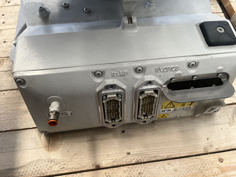 ROBOT ANTROPOMORFO IRB 260-30/1.5 ASSI:4 SBRACCIO:1500 MM PORTATA AL POLSO:30 KG PREDISPOSIZIONE:PALLETTIZAZIONE ANNO DI COSTRUZIONE:2017 COMPLETO DI:CAVI DI ALIMENTAZIONE-QUADRO ELETTRICO TIPO:IRC5 SINGLE TASTIERINO DI PROGRAMMAZIONE ROBOT RICONDIZIONATO(RIVERNICIATO,OLII DEI RIDUTTORI CAMBIATI,BATTERIE A TAMPONE SOSTITUITE)