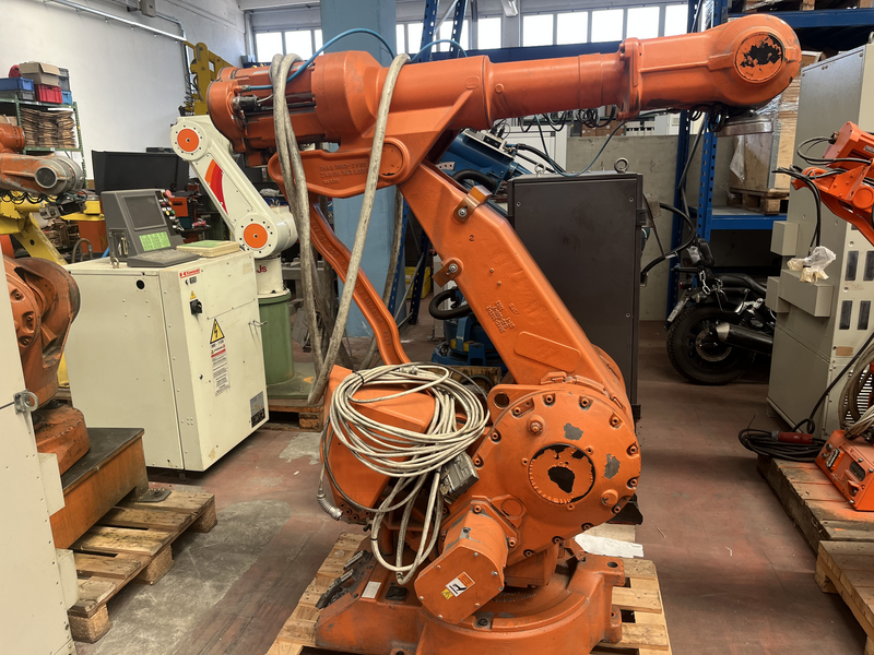 ROBOT ANTROPOMORFO IRB 4400 ;ASSI:6 ;SBRACCIO:1960 MM ;PORTATA AL POLSO:60 KG ;PREDISPOSIZIONE:MANIPOLAZIONE ;ANNO DI COSTRUZIONE:2002; COMPLETO DI:CAVI DI ALIMENTAZIONE;QUADRO ELETTRICO MODELLO:M2000-TASTIERINO DI PROGRAMMAZIONE ROBOT TESTATO FUNZIONANTE CON POSSIBILITA DI POTERLO RICONDIZIONARE(INTERVENTI:VERNICIATURA,SOSTITUZIONE OLII RIDUTTORI E BATTERIE A TAMPONE) IRB 4400