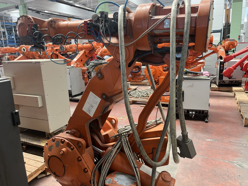 ROBOT ANTROPOMORFO IRB 4400 ;ASSI:6 ;SBRACCIO:1960 MM ;PORTATA AL POLSO:60 KG ;PREDISPOSIZIONE:MANIPOLAZIONE ;ANNO DI COSTRUZIONE:2002; COMPLETO DI:CAVI DI ALIMENTAZIONE;QUADRO ELETTRICO MODELLO:M2000-TASTIERINO DI PROGRAMMAZIONE ROBOT TESTATO FUNZIONANTE CON POSSIBILITA DI POTERLO RICONDIZIONARE(INTERVENTI:VERNICIATURA,SOSTITUZIONE OLII RIDUTTORI E BATTERIE A TAMPONE)