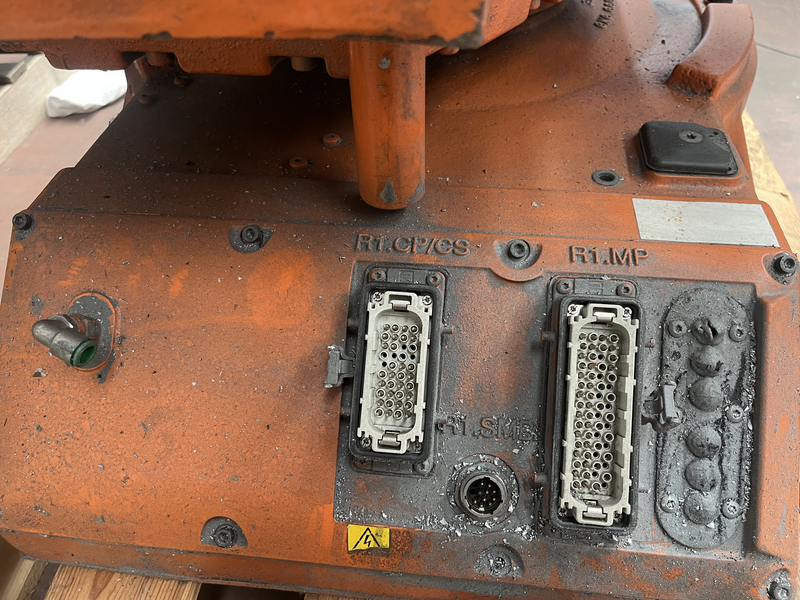 ROBOT ANTROPOMORFO IRB 4400 ;ASSI:6 ;SBRACCIO:1960 MM ;PORTATA AL POLSO:60 KG ;PREDISPOSIZIONE:MANIPOLAZIONE ;ANNO DI COSTRUZIONE:2002; COMPLETO DI:CAVI DI ALIMENTAZIONE;QUADRO ELETTRICO MODELLO:M2000-TASTIERINO DI PROGRAMMAZIONE ROBOT TESTATO FUNZIONANTE CON POSSIBILITA DI POTERLO RICONDIZIONARE(INTERVENTI:VERNICIATURA,SOSTITUZIONE OLII RIDUTTORI E BATTERIE A TAMPONE)