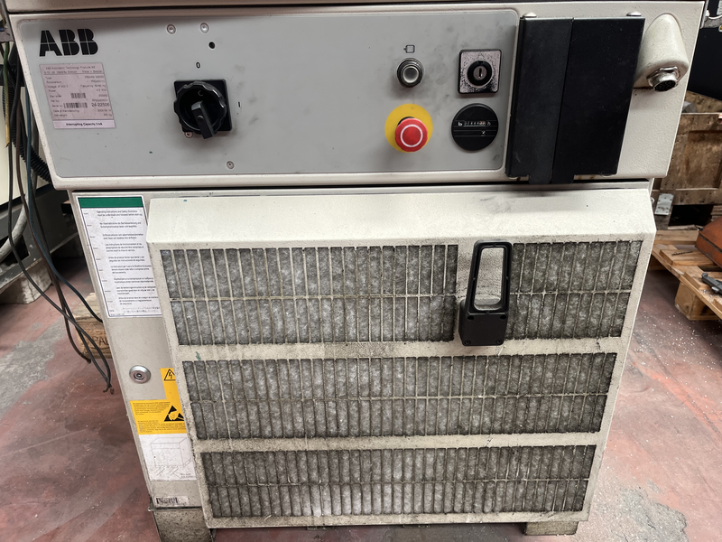 ROBOT ANTROPOMORFO IRB 4400 ;ASSI:6 ;SBRACCIO:1960 MM ;PORTATA AL POLSO:60 KG ;PREDISPOSIZIONE:MANIPOLAZIONE ;ANNO DI COSTRUZIONE:2002; COMPLETO DI:CAVI DI ALIMENTAZIONE;QUADRO ELETTRICO MODELLO:M2000-TASTIERINO DI PROGRAMMAZIONE ROBOT TESTATO FUNZIONANTE CON POSSIBILITA DI POTERLO RICONDIZIONARE(INTERVENTI:VERNICIATURA,SOSTITUZIONE OLII RIDUTTORI E BATTERIE A TAMPONE)