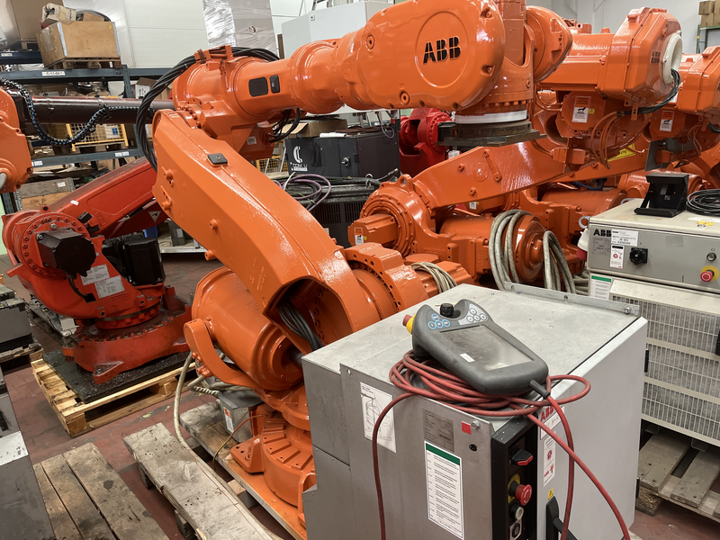 ROBOT ANTROPOMORFO IRB6640-185/2.8 standard ASSI:6 SBRACCIO:2800 mm PORTATA AL POLSO 185 kg PREDISPOSIZIONE:MANIPOLAZIONE ANNO DI FABBRICAZIONE:2009 COMPLETO DI:-CABINA MODELLO IRC 5 M2004-TASTIERINO DI PROGRAMMAZIONE-CABLAGGI DI ALIMENTAZIONE ROBOT RICONDIZIONATO(VERNICIATO,CAMBIO OLII DEI RIDUTTORI E SOSTITUZIONE BATTERIE A TAMPONE) IRB 6640-185/2.8