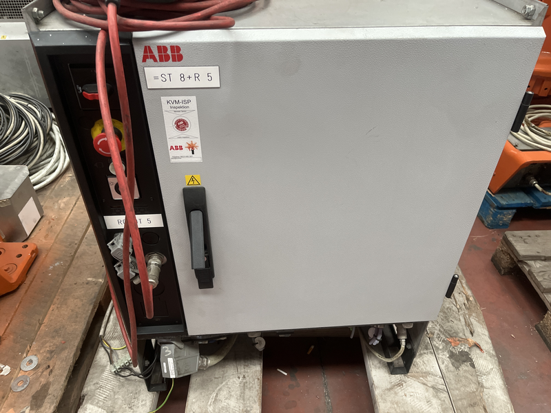 ROBOT ANTROPOMORFO IRB6640-185/2.8 standard ASSI:6 SBRACCIO:2800 mm PORTATA AL POLSO 185 kg PREDISPOSIZIONE:MANIPOLAZIONE ANNO DI FABBRICAZIONE:2009 COMPLETO DI:-CABINA MODELLO IRC 5 M2004-TASTIERINO DI PROGRAMMAZIONE-CABLAGGI DI ALIMENTAZIONE ROBOT RICONDIZIONATO(VERNICIATO,CAMBIO OLII DEI RIDUTTORI E SOSTITUZIONE BATTERIE A TAMPONE)
