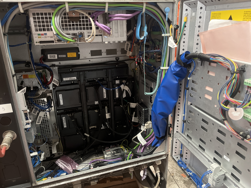 ROBOT ANTROPOMORFO IRB6640-185/2.8 standard ASSI:6 SBRACCIO:2800 mm PORTATA AL POLSO 185 kg PREDISPOSIZIONE:MANIPOLAZIONE ANNO DI FABBRICAZIONE:2009 COMPLETO DI:-CABINA MODELLO IRC 5 M2004-TASTIERINO DI PROGRAMMAZIONE-CABLAGGI DI ALIMENTAZIONE ROBOT RICONDIZIONATO(VERNICIATO,CAMBIO OLII DEI RIDUTTORI E SOSTITUZIONE BATTERIE A TAMPONE)