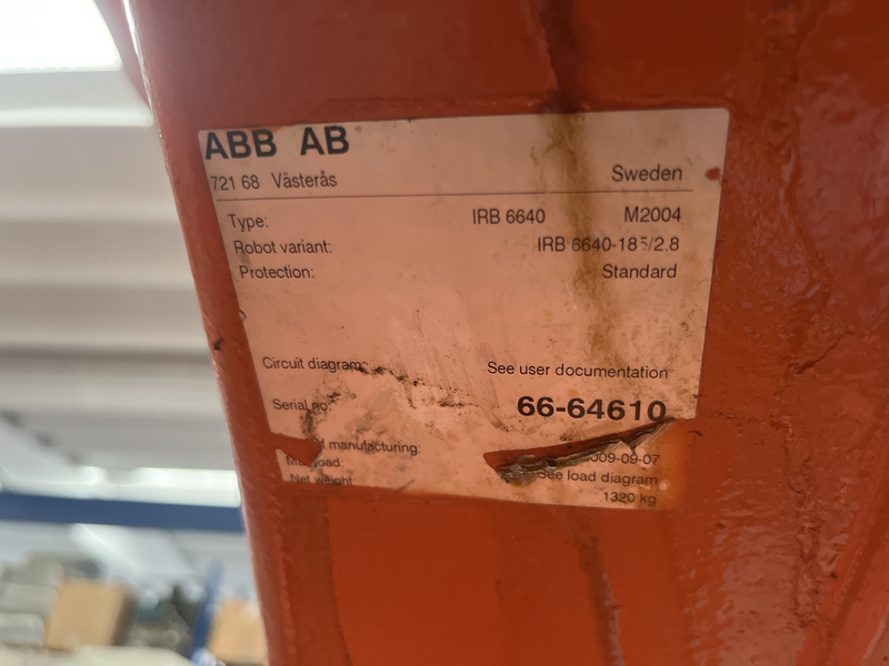 ROBOT ANTROPOMORFO IRB6640-185/2.8 standard ASSI:6 SBRACCIO:2800 mm PORTATA AL POLSO 185 kg PREDISPOSIZIONE:MANIPOLAZIONE ANNO DI FABBRICAZIONE:2009 COMPLETO DI:-CABINA MODELLO IRC 5 M2004-TASTIERINO DI PROGRAMMAZIONE-CABLAGGI DI ALIMENTAZIONE ROBOT RICONDIZIONATO(VERNICIATO,CAMBIO OLII DEI RIDUTTORI E SOSTITUZIONE BATTERIE A TAMPONE)