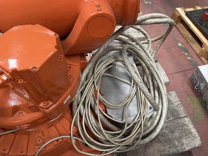 ROBOT ANTROPOMORFO IRB6640-185/2.8 standard; ASSI:6; SBRACCIO:2800 mm ;PORTATA AL POLSO 185 kg; PREDISPOSIZIONE:MANIPOLAZIONE ;ANNO DI FABBRICAZIONE:2009 ;COMPLETO DI:CABINA MODELLO IRC 5 M2004-TASTIERINO DI PROGRAMMAZIONE-CABLAGGI DI ALIMENTAZIONE ROBOT RICONDIZIONATO(VERNICIATO,CAMBIO OLII DEI RIDUTTORI E SOSTITUZIONE BATTERIE A TAMPONE)