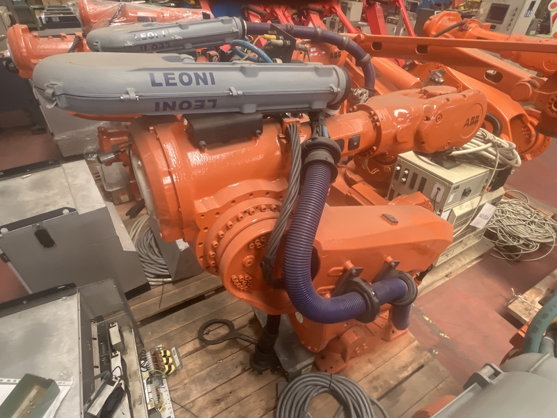 ROBOT ANTROPOMORFO IRB6640-205/2.75 ;ASSI:6 ;SBRACCIO: 2750 MM ;PORTATA AL POLSO:205 KG ;PREDISPOSIZIONE:MANIPOLAZIONE ;ANNO DI COSTRUZIONE:2012 ;COMPLETO DI:CAVI DI ALIMENTAZIONE;QUADRO ELETTRICO TIPO:IRC5 M2004 TASTIERINO DI PROGRAMMAZIONE ROBOT RICONDIZIONATO(RIVERNICIATO,OLII DEI RIDUTTORI CAMBIATI,BATTERIE A TAMPONE SOSTITUITE) IRB 6640-205/2.75