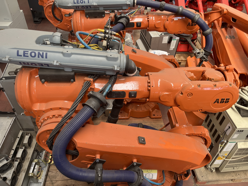 ROBOT ANTROPOMORFO IRB6640-205/2.75 ;ASSI:6 ;SBRACCIO: 2750 MM ;PORTATA AL POLSO:205 KG ;PREDISPOSIZIONE:MANIPOLAZIONE ;ANNO DI COSTRUZIONE:2012 ;COMPLETO DI:CAVI DI ALIMENTAZIONE;QUADRO ELETTRICO TIPO:IRC5 M2004 TASTIERINO DI PROGRAMMAZIONE ROBOT RICONDIZIONATO(RIVERNICIATO,OLII DEI RIDUTTORI CAMBIATI,BATTERIE A TAMPONE SOSTITUITE)