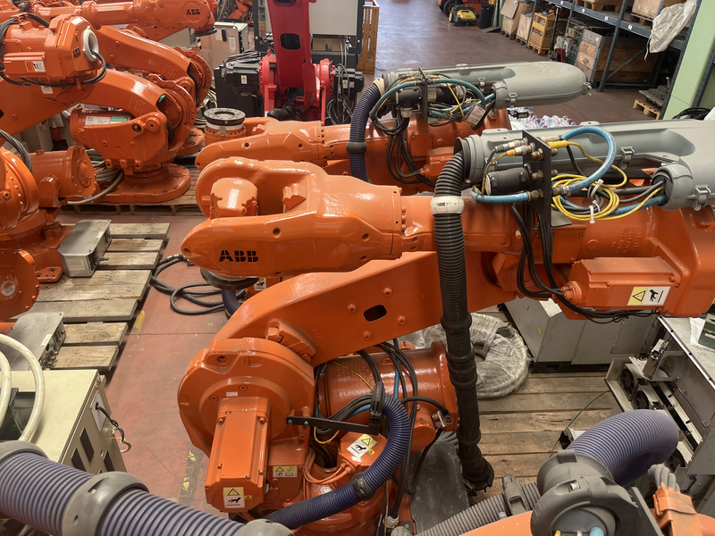 ROBOT ANTROPOMORFO IRB6640-205/2.75 ;ASSI:6 ;SBRACCIO: 2750 MM ;PORTATA AL POLSO:205 KG ;PREDISPOSIZIONE:MANIPOLAZIONE ;ANNO DI COSTRUZIONE:2012 ;COMPLETO DI:CAVI DI ALIMENTAZIONE;QUADRO ELETTRICO TIPO:IRC5 M2004 TASTIERINO DI PROGRAMMAZIONE ROBOT RICONDIZIONATO(RIVERNICIATO,OLII DEI RIDUTTORI CAMBIATI,BATTERIE A TAMPONE SOSTITUITE)
