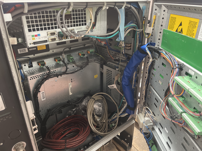 ROBOT ANTROPOMORFO IRB6640-205/2.75 ;ASSI:6 ;SBRACCIO: 2750 MM ;PORTATA AL POLSO:205 KG ;PREDISPOSIZIONE:MANIPOLAZIONE ;ANNO DI COSTRUZIONE:2012 ;COMPLETO DI:CAVI DI ALIMENTAZIONE;QUADRO ELETTRICO TIPO:IRC5 M2004 TASTIERINO DI PROGRAMMAZIONE ROBOT RICONDIZIONATO(RIVERNICIATO,OLII DEI RIDUTTORI CAMBIATI,BATTERIE A TAMPONE SOSTITUITE)
