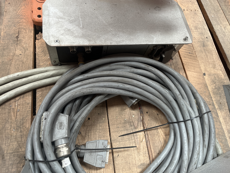 ROBOT ANTROPOMORFO IRB6640-205/2.75 ;ASSI:6 ;SBRACCIO: 2750 MM ;PORTATA AL POLSO:205 KG ;PREDISPOSIZIONE:MANIPOLAZIONE ;ANNO DI COSTRUZIONE:2012 ;COMPLETO DI:CAVI DI ALIMENTAZIONE;QUADRO ELETTRICO TIPO:IRC5 M2004 TASTIERINO DI PROGRAMMAZIONE ROBOT RICONDIZIONATO(RIVERNICIATO,OLII DEI RIDUTTORI CAMBIATI,BATTERIE A TAMPONE SOSTITUITE)
