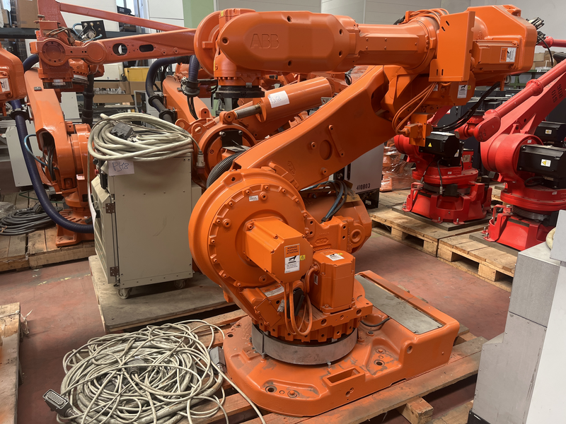 ROBOT ANTROPOMORFO IRB6640-235/2.55 ;ASSI:6 ;SBRACCIO: 2550 MM ;PORTATA AL POLSO: 235 KG ;PREDISPOSIZIONE:MANIPOLAZIONE ;ANNO DI COSTRUZIONE:2011 ;COMPLETO DI:CAVI DI ALIMENTAZIONE;QUADRO ELETTRICO TIPO: IRC5 M2004 TASTIERINO DI PROGRAMMAZIONE ROBOT RICONDIZIONATO(RIVERNICIATO,OLII DEI RIDUTTORI CAMBIATI,BATTERIE A TAMPONE SOSTITUITE) IRB 6640-235/2.55