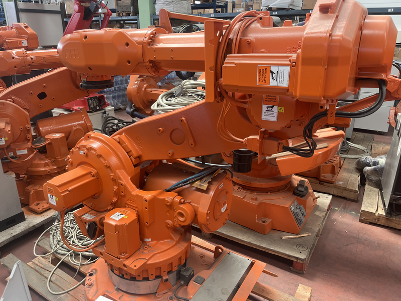 ROBOT ANTROPOMORFO IRB6640-235/2.55 ;ASSI:6 ;SBRACCIO: 2550 MM ;PORTATA AL POLSO: 235 KG ;PREDISPOSIZIONE:MANIPOLAZIONE ;ANNO DI COSTRUZIONE:2011 ;COMPLETO DI:CAVI DI ALIMENTAZIONE;QUADRO ELETTRICO TIPO: IRC5 M2004 TASTIERINO DI PROGRAMMAZIONE ROBOT RICONDIZIONATO(RIVERNICIATO,OLII DEI RIDUTTORI CAMBIATI,BATTERIE A TAMPONE SOSTITUITE)