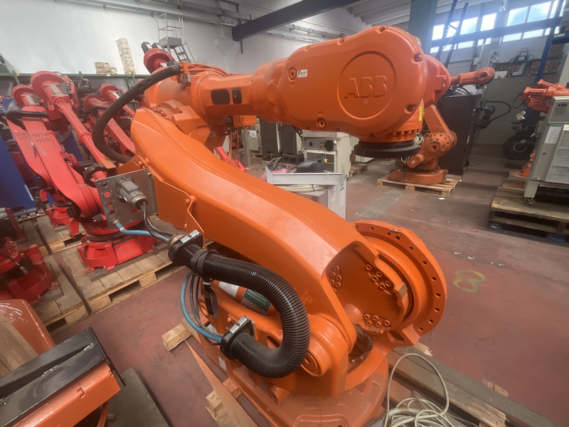 ROBOT ANTROPOMORFO IRB6640-235/2.55 ;ASSI:6 ;SBRACCIO: 2550 MM ;PORTATA AL POLSO: 235 KG ;PREDISPOSIZIONE:MANIPOLAZIONE ;ANNO DI COSTRUZIONE:2011 ;COMPLETO DI:CAVI DI ALIMENTAZIONE;QUADRO ELETTRICO TIPO: IRC5 M2004 TASTIERINO DI PROGRAMMAZIONE ROBOT RICONDIZIONATO(RIVERNICIATO,OLII DEI RIDUTTORI CAMBIATI,BATTERIE A TAMPONE SOSTITUITE)