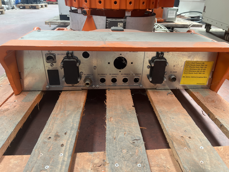 ROBOT ANTROPOMORFO IRB6640-235/2.55 ;ASSI:6 ;SBRACCIO: 2550 MM ;PORTATA AL POLSO: 235 KG ;PREDISPOSIZIONE:MANIPOLAZIONE ;ANNO DI COSTRUZIONE:2011 ;COMPLETO DI:CAVI DI ALIMENTAZIONE;QUADRO ELETTRICO TIPO: IRC5 M2004 TASTIERINO DI PROGRAMMAZIONE ROBOT RICONDIZIONATO(RIVERNICIATO,OLII DEI RIDUTTORI CAMBIATI,BATTERIE A TAMPONE SOSTITUITE)