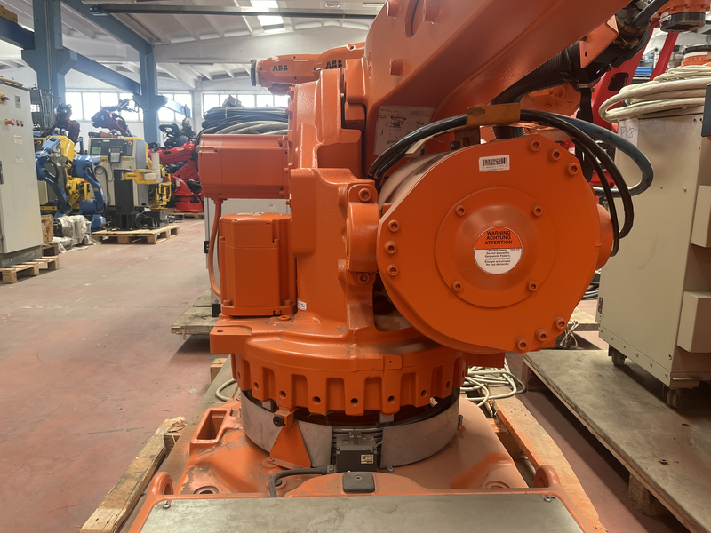 ROBOT ANTROPOMORFO IRB6640-235/2.55 ;ASSI:6 ;SBRACCIO: 2550 MM ;PORTATA AL POLSO: 235 KG ;PREDISPOSIZIONE:MANIPOLAZIONE ;ANNO DI COSTRUZIONE:2011 ;COMPLETO DI:CAVI DI ALIMENTAZIONE;QUADRO ELETTRICO TIPO: IRC5 M2004 TASTIERINO DI PROGRAMMAZIONE ROBOT RICONDIZIONATO(RIVERNICIATO,OLII DEI RIDUTTORI CAMBIATI,BATTERIE A TAMPONE SOSTITUITE)