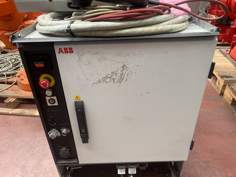 ROBOT ANTROPOMORFO IRB6640-235/2.55 ;ASSI:6 ;SBRACCIO: 2550 MM ;PORTATA AL POLSO: 235 KG ;PREDISPOSIZIONE:MANIPOLAZIONE ;ANNO DI COSTRUZIONE:2011 ;COMPLETO DI:CAVI DI ALIMENTAZIONE;QUADRO ELETTRICO TIPO: IRC5 M2004 TASTIERINO DI PROGRAMMAZIONE ROBOT RICONDIZIONATO(RIVERNICIATO,OLII DEI RIDUTTORI CAMBIATI,BATTERIE A TAMPONE SOSTITUITE)