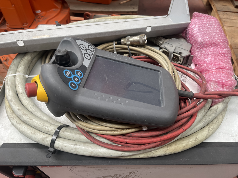 ROBOT ANTROPOMORFO IRB6640-235/2.55 ;ASSI:6 ;SBRACCIO: 2550 MM ;PORTATA AL POLSO: 235 KG ;PREDISPOSIZIONE:MANIPOLAZIONE ;ANNO DI COSTRUZIONE:2011 ;COMPLETO DI:CAVI DI ALIMENTAZIONE;QUADRO ELETTRICO TIPO: IRC5 M2004 TASTIERINO DI PROGRAMMAZIONE ROBOT RICONDIZIONATO(RIVERNICIATO,OLII DEI RIDUTTORI CAMBIATI,BATTERIE A TAMPONE SOSTITUITE)