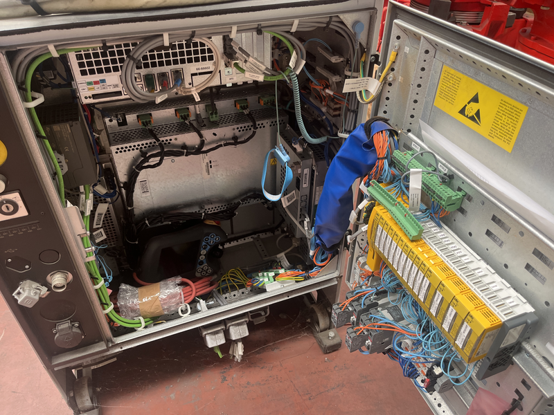ROBOT ANTROPOMORFO IRB6640-235/2.55 ;ASSI:6 ;SBRACCIO: 2550 MM ;PORTATA AL POLSO: 235 KG ;PREDISPOSIZIONE:MANIPOLAZIONE ;ANNO DI COSTRUZIONE:2011 ;COMPLETO DI:CAVI DI ALIMENTAZIONE;QUADRO ELETTRICO TIPO: IRC5 M2004 TASTIERINO DI PROGRAMMAZIONE ROBOT RICONDIZIONATO(RIVERNICIATO,OLII DEI RIDUTTORI CAMBIATI,BATTERIE A TAMPONE SOSTITUITE)