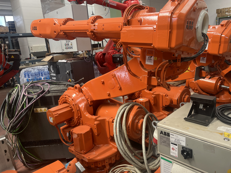 ROBOT ANTROPOMORFO IRB 6650-125/3.2 ;ASSI:6 ;SBRACCIO: 3200 MM ;PORTATA AL POLSO: 125 KG ;PREDISPOSIZIONE:MANIPOLAZIONE ;ANNO DI COSTRUZIONE:2003 ;COMPLETO DI:CAVI DI ALIMENTAZIONE;QUADRO ELETTRICO TIPO: M2000 -TASTIERINO DI PROGRAMMAZIONE ROBOT RICONDIZIONATO(RIVERNICIATO,OLII DEI RIDUTTORI CAMBIATI,BATTERIE A TAMPONE SOSTITUITE) IRB 6650-125/3.2