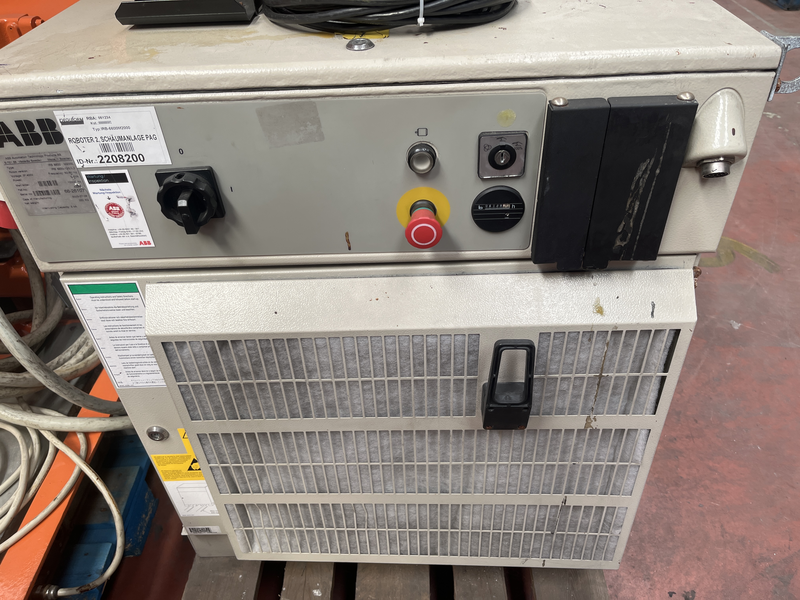 ROBOT ANTROPOMORFO IRB 6650-125/3.2 ;ASSI:6 ;SBRACCIO: 3200 MM ;PORTATA AL POLSO: 125 KG ;PREDISPOSIZIONE:MANIPOLAZIONE ;ANNO DI COSTRUZIONE:2003 ;COMPLETO DI:CAVI DI ALIMENTAZIONE;QUADRO ELETTRICO TIPO: M2000 -TASTIERINO DI PROGRAMMAZIONE ROBOT RICONDIZIONATO(RIVERNICIATO,OLII DEI RIDUTTORI CAMBIATI,BATTERIE A TAMPONE SOSTITUITE)