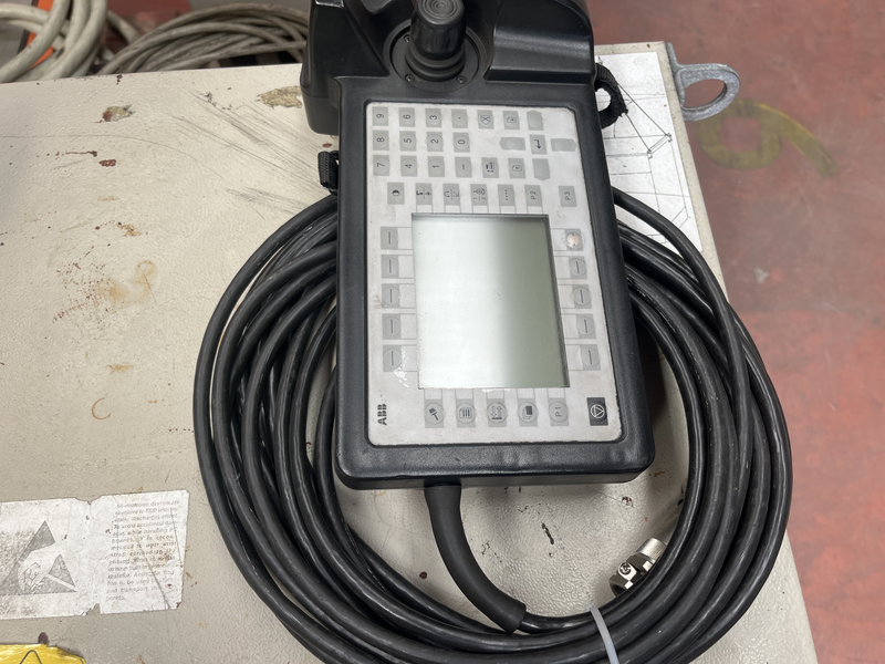 ROBOT ANTROPOMORFO IRB 6650-125/3.2 ;ASSI:6 ;SBRACCIO: 3200 MM ;PORTATA AL POLSO: 125 KG ;PREDISPOSIZIONE:MANIPOLAZIONE ;ANNO DI COSTRUZIONE:2003 ;COMPLETO DI:CAVI DI ALIMENTAZIONE;QUADRO ELETTRICO TIPO: M2000 -TASTIERINO DI PROGRAMMAZIONE ROBOT RICONDIZIONATO(RIVERNICIATO,OLII DEI RIDUTTORI CAMBIATI,BATTERIE A TAMPONE SOSTITUITE)