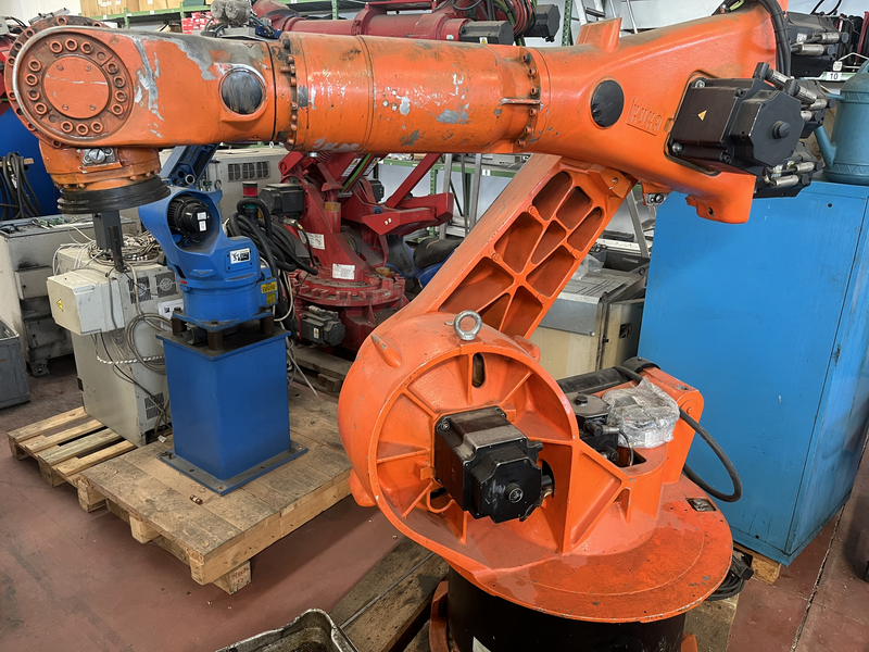 ROBOT ANTROPOMORFO KR125/3 ASSI:6 SBRACCIO:3000 MM PORTATA AL POLSO:125 KG PREDISPOSIZIONE:MANIPOLAZIONE ANNO DI COSTRUZIONE:2002 COMPLETO DI:CAVI DI ALIMENTAZIONE-QUADRO ELETTRICO TIPO:KRC1(CON POSSIBILITA DI ADATTARLO A CONTROLLO KRC2)-TASTIERINO DI PROGRAMMAZIONE ROBOT TESTATO FUNZIONANTE CON POSSIBILITA DI POTERLO RICONDIZIONARE(INTERVENTI:VERNICIATURA,SOSTITUZIONE OLII RIDUTTORI E BATTERIE A TAMPONE) KR125/3
