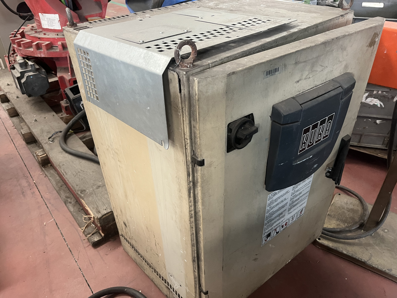 ROBOT ANTROPOMORFO KR125/3 ASSI:6 SBRACCIO:3000 MM PORTATA AL POLSO:125 KG PREDISPOSIZIONE:MANIPOLAZIONE ANNO DI COSTRUZIONE:2002 COMPLETO DI:CAVI DI ALIMENTAZIONE-QUADRO ELETTRICO TIPO:KRC1(CON POSSIBILITA DI ADATTARLO A CONTROLLO KRC2)-TASTIERINO DI PROGRAMMAZIONE ROBOT TESTATO FUNZIONANTE CON POSSIBILITA DI POTERLO RICONDIZIONARE(INTERVENTI:VERNICIATURA,SOSTITUZIONE OLII RIDUTTORI E BATTERIE A TAMPONE)