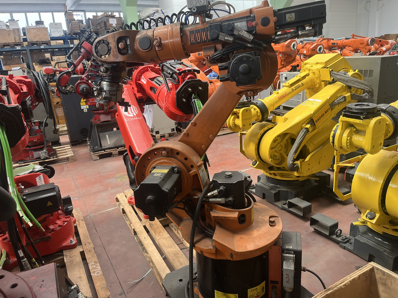ROBOT ANTROPOMORFO KR15/2 ;ASSI:6 ;SBRACCIO:1570 MM ;PORTATA AL POLSO:15 KG ;PREDISPOSIZIONE:MANIPOLAZIONE ;ANNO DI COSTRUZIONE:2002; COMPLETO DI:CAVI DI ALIMENTAZIONE;QUADRO ELETTRICO TIPO:KRC2-TASTIERINO DI PROGRAMMAZIONE ROBOT TESTATO FUNZIONANTE CON POSSIBILITA DI POTERLO RICONDIZIONARE(INTERVENTI:VERNICIATURA,SOSTITUZIONE OLII RIDUTTORI E BATTERIE A TAMPONE) KR 15/2