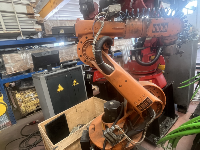 ROBOT ANTROPOMORFO KR15/2 ;ASSI:6 ;SBRACCIO:1570 MM ;PORTATA AL POLSO:15 KG ;PREDISPOSIZIONE:MANIPOLAZIONE ;ANNO DI COSTRUZIONE:2002; COMPLETO DI:CAVI DI ALIMENTAZIONE;QUADRO ELETTRICO TIPO:KRC2-TASTIERINO DI PROGRAMMAZIONE ROBOT TESTATO FUNZIONANTE CON POSSIBILITA DI POTERLO RICONDIZIONARE(INTERVENTI:VERNICIATURA,SOSTITUZIONE OLII RIDUTTORI E BATTERIE A TAMPONE)
