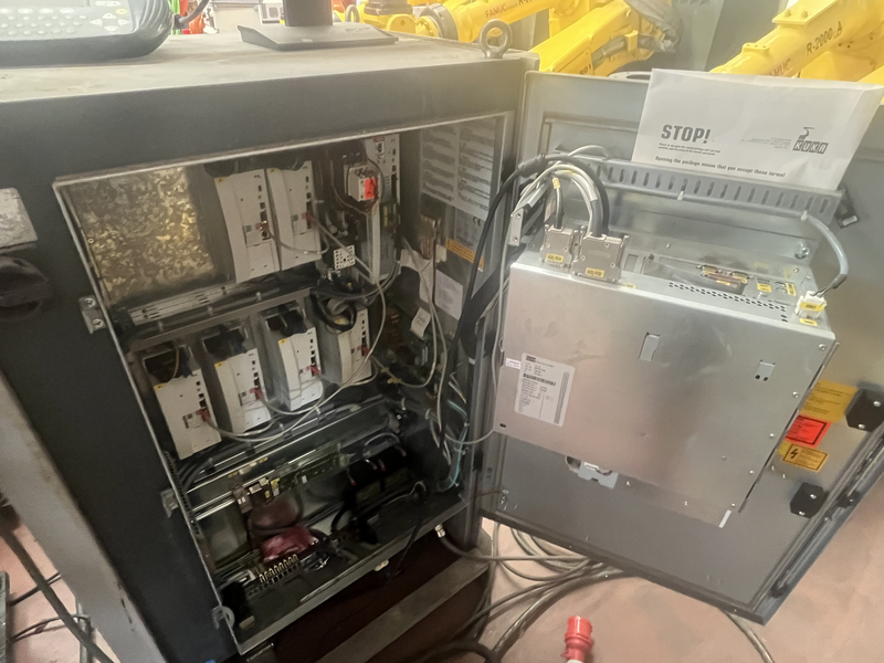 ROBOT ANTROPOMORFO KR15/2 ;ASSI:6 ;SBRACCIO:1570 MM ;PORTATA AL POLSO:15 KG ;PREDISPOSIZIONE:MANIPOLAZIONE ;ANNO DI COSTRUZIONE:2002; COMPLETO DI:CAVI DI ALIMENTAZIONE;QUADRO ELETTRICO TIPO:KRC2-TASTIERINO DI PROGRAMMAZIONE ROBOT TESTATO FUNZIONANTE CON POSSIBILITA DI POTERLO RICONDIZIONARE(INTERVENTI:VERNICIATURA,SOSTITUZIONE OLII RIDUTTORI E BATTERIE A TAMPONE)