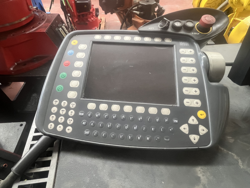 ROBOT ANTROPOMORFO KR15/2 ;ASSI:6 ;SBRACCIO:1570 MM ;PORTATA AL POLSO:15 KG ;PREDISPOSIZIONE:MANIPOLAZIONE ;ANNO DI COSTRUZIONE:2002; COMPLETO DI:CAVI DI ALIMENTAZIONE;QUADRO ELETTRICO TIPO:KRC2-TASTIERINO DI PROGRAMMAZIONE ROBOT TESTATO FUNZIONANTE CON POSSIBILITA DI POTERLO RICONDIZIONARE(INTERVENTI:VERNICIATURA,SOSTITUZIONE OLII RIDUTTORI E BATTERIE A TAMPONE)