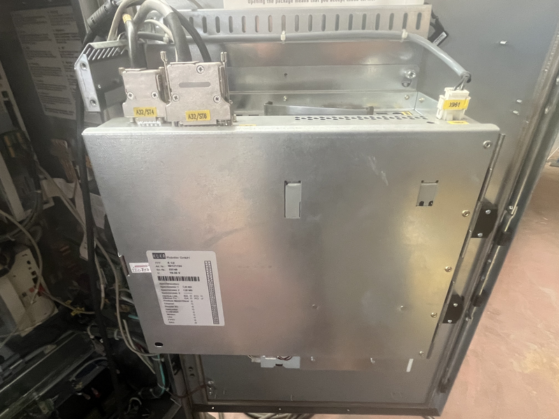 ROBOT ANTROPOMORFO KR15/2 ;ASSI:6 ;SBRACCIO:1570 MM ;PORTATA AL POLSO:15 KG ;PREDISPOSIZIONE:MANIPOLAZIONE ;ANNO DI COSTRUZIONE:2002; COMPLETO DI:CAVI DI ALIMENTAZIONE;QUADRO ELETTRICO TIPO:KRC2-TASTIERINO DI PROGRAMMAZIONE ROBOT TESTATO FUNZIONANTE CON POSSIBILITA DI POTERLO RICONDIZIONARE(INTERVENTI:VERNICIATURA,SOSTITUZIONE OLII RIDUTTORI E BATTERIE A TAMPONE)