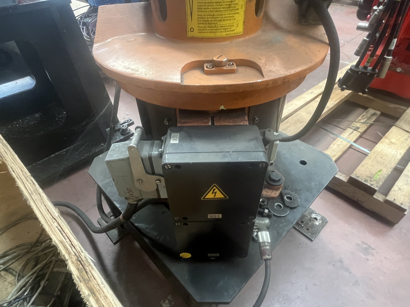 ROBOT ANTROPOMORFO KR15/2 ;ASSI:6 ;SBRACCIO:1570 MM ;PORTATA AL POLSO:15 KG ;PREDISPOSIZIONE:MANIPOLAZIONE ;ANNO DI COSTRUZIONE:2002; COMPLETO DI:CAVI DI ALIMENTAZIONE;QUADRO ELETTRICO TIPO:KRC2-TASTIERINO DI PROGRAMMAZIONE ROBOT TESTATO FUNZIONANTE CON POSSIBILITA DI POTERLO RICONDIZIONARE(INTERVENTI:VERNICIATURA,SOSTITUZIONE OLII RIDUTTORI E BATTERIE A TAMPONE)