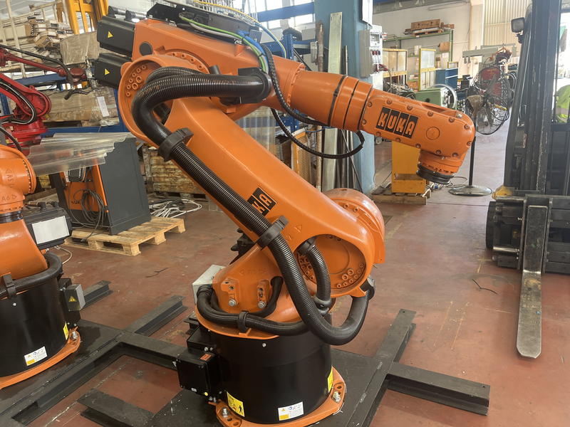 ROBOT ANTROPOMORFO KR60L45-3; ASSI:6; SBRACCIO:2033 MM ;PORTATA AL POLSO:60 KG ;PREDISPOSIZIONE:MANIPOLAZIONE ;ANNO DI COSTRUZIONE:2015 ;COMPLETO DI:CAVI DI ALIMENTAZIONE;QUADRO ELETTRICO TIPO:KRC4 TASTIERINO DI PROGRAMMAZIONE ROBOT RICONDIZIONATO(RIVERNICIATO,OLII DEI RIDUTTORI CAMBIATI,BATTERIE A TAMPONE SOSTITUITE) KR 60L45-3