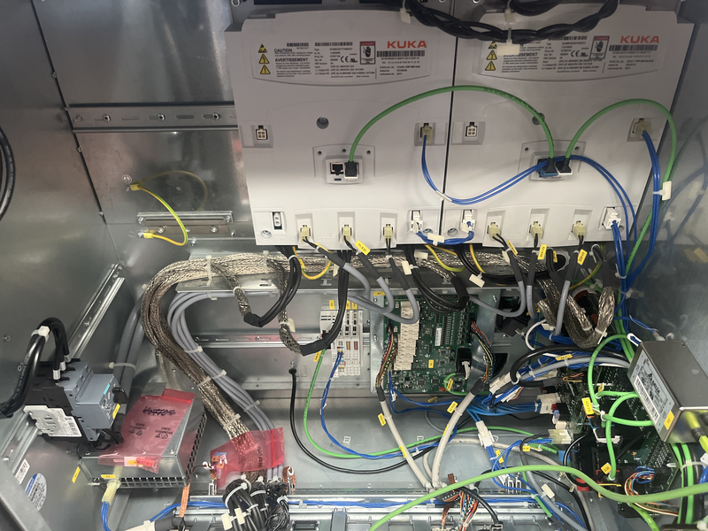 ROBOT ANTROPOMORFO KR60L45-3; ASSI:6; SBRACCIO:2033 MM ;PORTATA AL POLSO:60 KG ;PREDISPOSIZIONE:MANIPOLAZIONE ;ANNO DI COSTRUZIONE:2015 ;COMPLETO DI:CAVI DI ALIMENTAZIONE;QUADRO ELETTRICO TIPO:KRC4 TASTIERINO DI PROGRAMMAZIONE ROBOT RICONDIZIONATO(RIVERNICIATO,OLII DEI RIDUTTORI CAMBIATI,BATTERIE A TAMPONE SOSTITUITE)