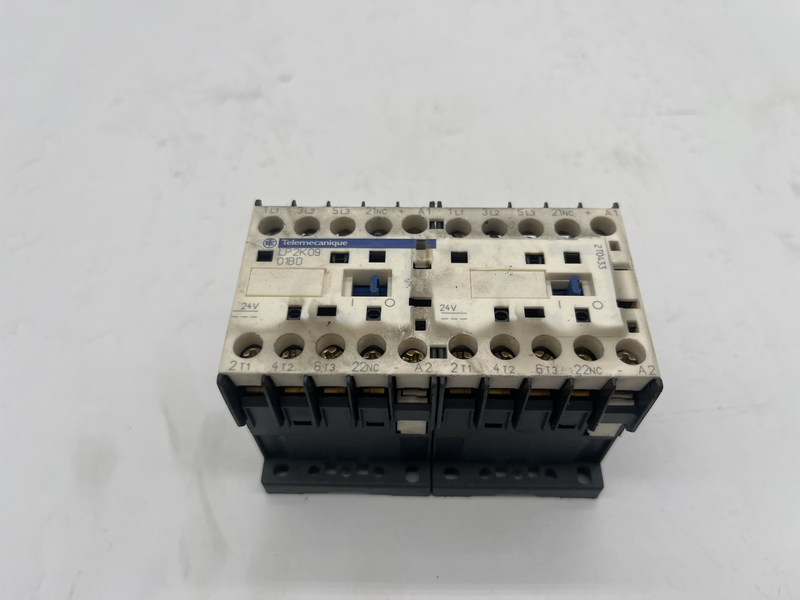 teleinvertitore TeSys K a 3 poli di Schneider Electric per applicazioni non severe per motori fino a 4 kW a 400V Lp2k0901bd