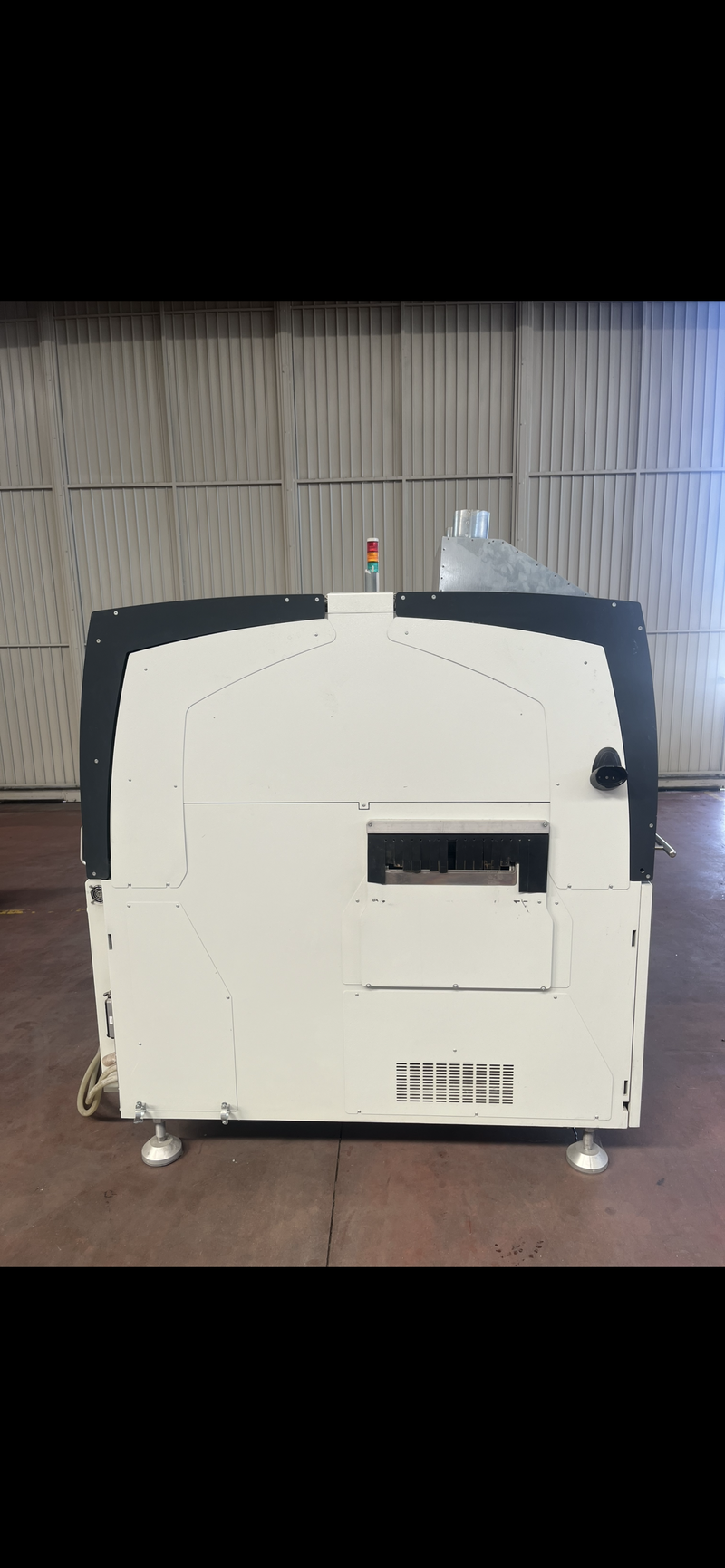 •	Scalabile e modulare: ideale per assemblare un numero limitato di componenti ODD-shape con elevate prestazioni produttive. La struttura compatta consente di configurare la linea secondo le necessità.  ￼ 	•	Elevata produttività: rendimento fino a 1,5” per componente.  ￼ 	•	Alta flessibilità: cambio set-up velocissimo, in soli 5 minuti.  ￼ 	•	Tecnologie integrate: 	•	Pinze attive o passive (clinch), 	•	Telecamere ottiche per controlli fiduciali e codici 2D per tracciabilità, 	•	Cambio automatico delle pinze, 	•	Flessibile per operazioni di assemblaggio e dosaggio.  ￼ 	•	Affidabilità e connettività: 	•	Motori lineari e encoder ottici per uso intensivo 24/7, 	•	Controllo remoto, 	•	Datalog diagnostico rapido, 	•	Compatibile con Industry 4.0.