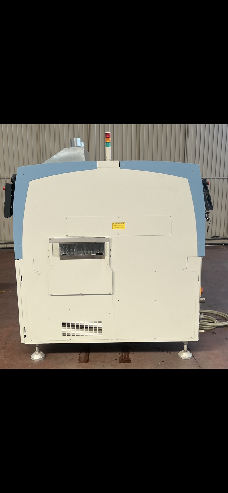 •	Scalabile e modulare: ideale per assemblare un numero limitato di componenti ODD-shape con elevate prestazioni produttive. La struttura compatta consente di configurare la linea secondo le necessità.  ￼ 	•	Elevata produttività: rendimento fino a 1,5” per componente.  ￼ 	•	Alta flessibilità: cambio set-up velocissimo, in soli 5 minuti.  ￼ 	•	Tecnologie integrate: 	•	Pinze attive o passive (clinch), 	•	Telecamere ottiche per controlli fiduciali e codici 2D per tracciabilità, 	•	Cambio automatico delle pinze, 	•	Flessibile per operazioni di assemblaggio e dosaggio.  ￼ 	•	Affidabilità e connettività: 	•	Motori lineari e encoder ottici per uso intensivo 24/7, 	•	Controllo remoto, 	•	Datalog diagnostico rapido, 	•	Compatibile con Industry 4.0.