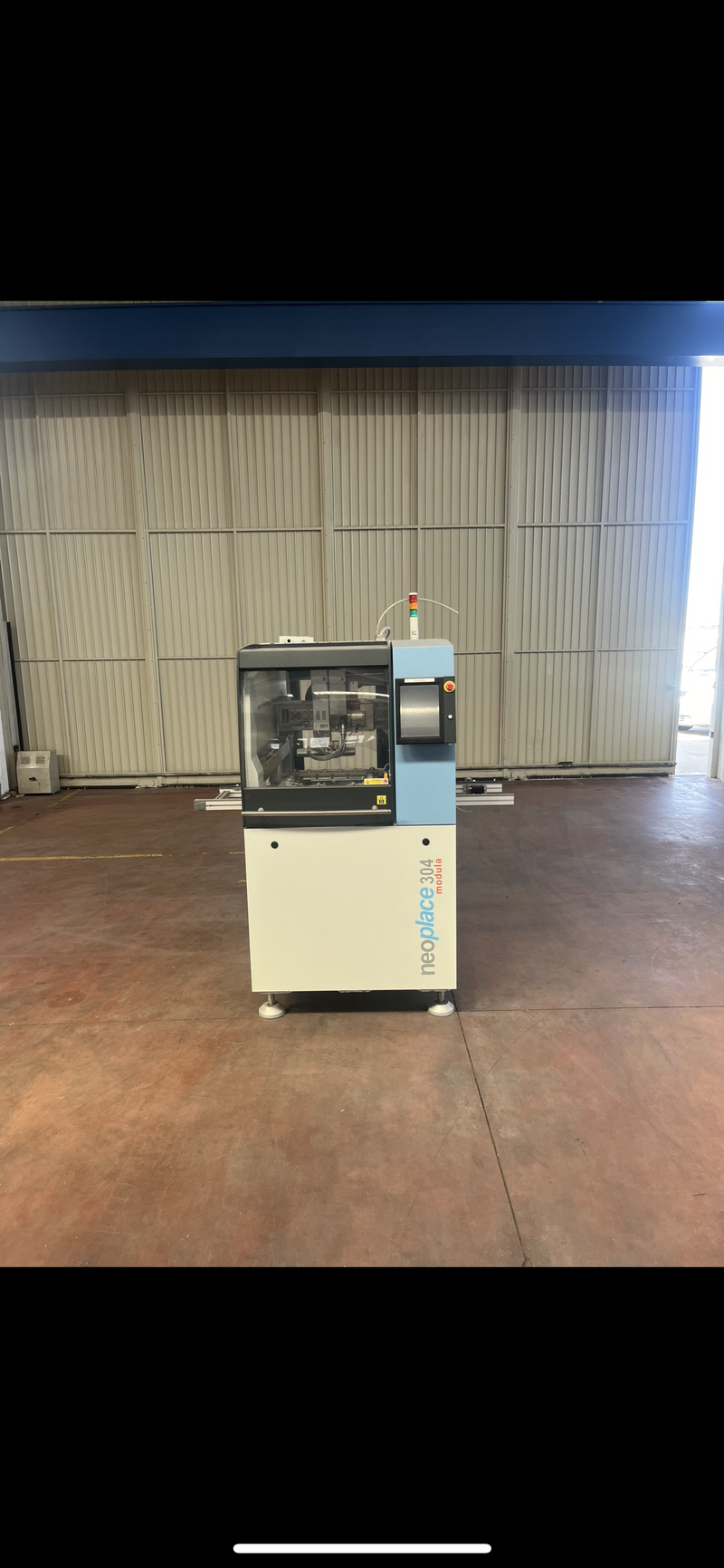 Caratteristiche principali 	•	Elevata velocità e flessibilità Progettato per assemblare componenti odd-shape e THT con alta produttività. Struttura compatta modulare, consente di creare linee di assemblaggio composite con più unità OSAI NeoPlace Modula  ￼ ￼. 	•	Componenti meccanici di precisione Movimentazione XY gestita da motori lineari ad alta velocità con encoder ottici, che garantiscono una ripetibilità di posizionamento di ±5 µm  ￼ ￼.  Specifiche tecniche (secondo catalogo NEO serie) 	•	Dimensioni e area operativa: 	•	Dimensioni: circa L 900 × P 1 560 (+1 050) × H 1 650 (+230) mm 	•	Area di lavoro: 300 × 300 mm  ￼. 	•	Assi e movimenti: 	•	Equipaggiata con 2 motori lineari + 1 brushless per testa 	•	Accelerazione fino a 25 m/s², velocità massima fino a 150 m/min 	•	Precisione posizionale singolo asse: ±10 µm; ripetibilità: 5 µm 	•	Rotazione testa: fino a 360 Modula neoplace 304