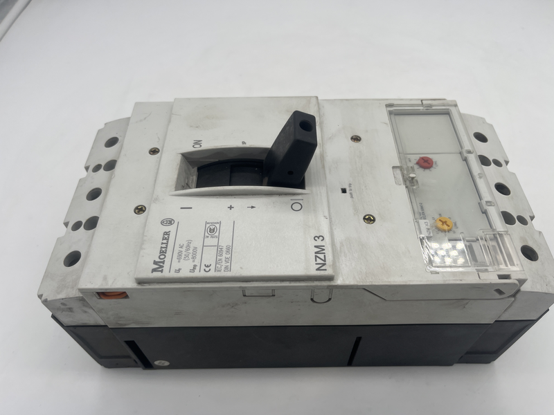 INTERRUTTORE Tensione nominale. 208 - 240 V 50/60 Hz NZM 3