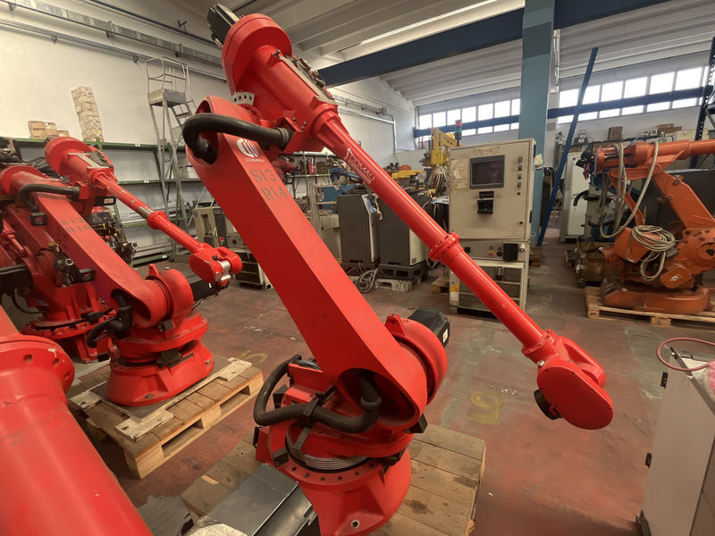 ROBOT ANTROPOMORFO SMART-5NM 16-3,1 HAND ;ASSI:6; SBRACCIO:3100 MM ;PORTATA AL POLSO:16 KG ;PREDISPOSIZIONE:MANIPOLAZIONE ;ANNO DI COSTRUZIONE:2012 ;COMPLETO DI:CAVI DI ALIMENTAZIONE-QUADRO ELETTRICO MODELLO C5G ACC1AM-TASTIERINO DI PROGRAMMAZIONE ROBOT TESTATO FUNZIONANTE CON POSSIBILITA DI POTERLO RICONDIZIONARE(INTERVENTI:VERNICIATURA,SOSTITUZIONE OLII RIDUTTORI E BATTERIE A TAMPONE)