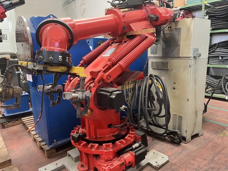 ROBOT ANTROPOMORFO H4 ;ASSI:6 ;SBRACCIO:3500 MM ;PORTATA AL POLSO:500 KG ;PREDISPOSIZIONE:MANIPOLAZIONE ;ANNO DI COSTRUZIONE:2000 ;COMPLETO DI:CAVI DI ALIMENTAZIONE;QUADRO ELETTRICO TIPO:C3G PLUS-TASTIERINO DI PROGRAMMAZIONE ROBOT TESTATO FUNZIONANTE CON POSSIBILITA DI POTERLO RICONDIZIONARE(INTERVENTI:VERNICIATURA,SOSTITUZIONE OLII RIDUTTORI E BATTERIE A TAMPONE) SMART H4