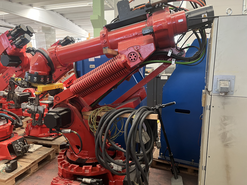 ROBOT ANTROPOMORFO H4 ;ASSI:6 ;SBRACCIO:3500 MM ;PORTATA AL POLSO:500 KG ;PREDISPOSIZIONE:MANIPOLAZIONE ;ANNO DI COSTRUZIONE:2000 ;COMPLETO DI:CAVI DI ALIMENTAZIONE;QUADRO ELETTRICO TIPO:C3G PLUS-TASTIERINO DI PROGRAMMAZIONE ROBOT TESTATO FUNZIONANTE CON POSSIBILITA DI POTERLO RICONDIZIONARE(INTERVENTI:VERNICIATURA,SOSTITUZIONE OLII RIDUTTORI E BATTERIE A TAMPONE)