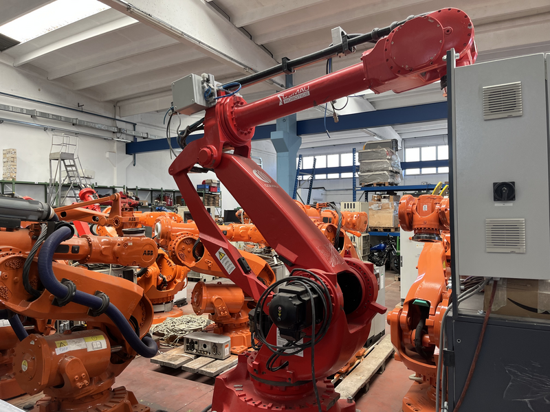 ROBOT ANTROPOMORFO SMART NJ110-3.0 ;ASSI:6 ;SBRACCIO:3000 MM ;PORTATA AL POLSO:110 KG ;PREDISPOSIZIONE:MANIPOLAZIONE ;ANNO DI COSTRUZIONE:2008 ;COMPLETO DI:CAVI DI ALIMENTAZIONE;QUADRO ELETTRICO TIPO:C4G RCC3-TASTIERINO DI PROGRAMMAZIONE ROBOT RICONDIZIONATO(RIVERNICIATO,OLII DEI RIDUTTORI CAMBIATI,BATTERIE A TAMPONE SOSTITUITE) SMART NJ110-3.0