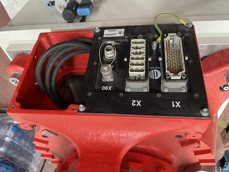 ROBOT ANTROPOMORFO SMART NJ110-3.0 ;ASSI:6 ;SBRACCIO:3000 MM ;PORTATA AL POLSO:110 KG ;PREDISPOSIZIONE:MANIPOLAZIONE ;ANNO DI COSTRUZIONE:2008 ;COMPLETO DI:CAVI DI ALIMENTAZIONE;QUADRO ELETTRICO TIPO:C4G RCC3-TASTIERINO DI PROGRAMMAZIONE ROBOT RICONDIZIONATO(RIVERNICIATO,OLII DEI RIDUTTORI CAMBIATI,BATTERIE A TAMPONE SOSTITUITE)