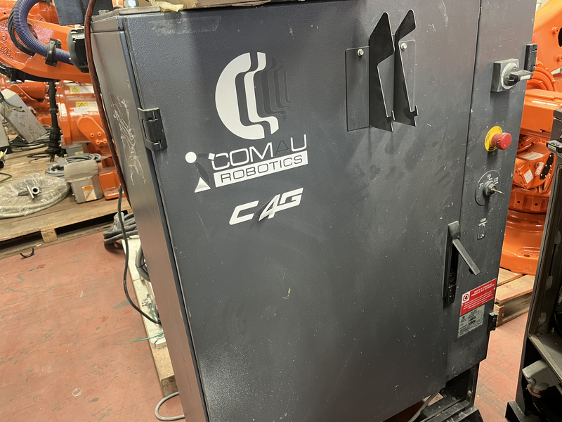 ROBOT ANTROPOMORFO SMART NJ110-3.0 ;ASSI:6 ;SBRACCIO:3000 MM ;PORTATA AL POLSO:110 KG ;PREDISPOSIZIONE:MANIPOLAZIONE ;ANNO DI COSTRUZIONE:2008 ;COMPLETO DI:CAVI DI ALIMENTAZIONE;QUADRO ELETTRICO TIPO:C4G RCC3-TASTIERINO DI PROGRAMMAZIONE ROBOT RICONDIZIONATO(RIVERNICIATO,OLII DEI RIDUTTORI CAMBIATI,BATTERIE A TAMPONE SOSTITUITE)
